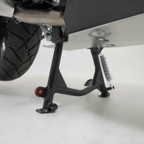 Κεντρικό σταντ SW-MOTECH για HONDA NC750X τοποθετημένο στη μοτοσυκλέτα