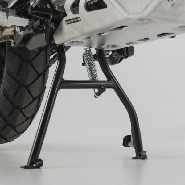 Κεντρικό σταντ SW-MOTECH σε μαύρο για BMW G 310 GS 2017–2020, τοποθετημένο σε μοτοσυκλέτα σε συνεργείο.