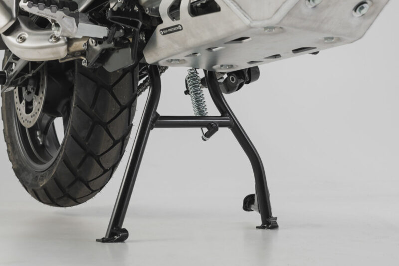 Κεντρικό σταντ SW-MOTECH σε μαύρο για BMW G 310 GS 2017–2020, τοποθετημένο σε μοτοσυκλέτα σε συνεργείο.
