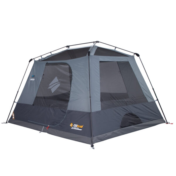 Αυτόματη σκηνή Oztrail Lumos 6 ατόμων με φωτισμό LED και προθάλαμο σε φυσικό περιβάλλον