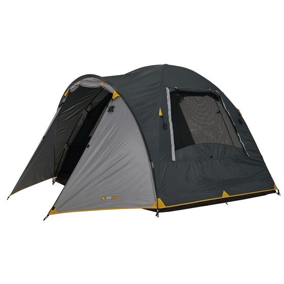 Σκηνή Oztrail Genesis 4 Ατόμων σε μαύρο χρώμα με προθάλαμο στημένη στη φύση