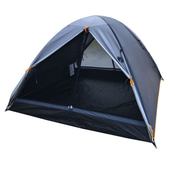 Ελαφριά σκηνή 3 ατόμων OZTRAIL Genesis 3P σε δασικό τοπίο, στημένη με πλήρη εξοπλισμό κάμπινγκ, με σίτα και UV προστασία.