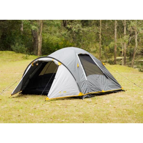3 ατόμων OZTRAIL Genesis II 3V στημένη σε φυσικό τοπίο, με τέντα ανοιχτή, παράθυρα για αερισμό και πλήρες εξωτερικό κάλυμμα UV προστασίας.