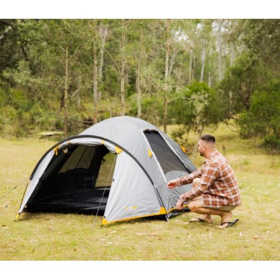 3 ατόμων OZTRAIL Genesis II 3V στημένη σε φυσικό τοπίο, με τέντα ανοιχτή, παράθυρα για αερισμό και πλήρες εξωτερικό κάλυμμα UV προστασίας.