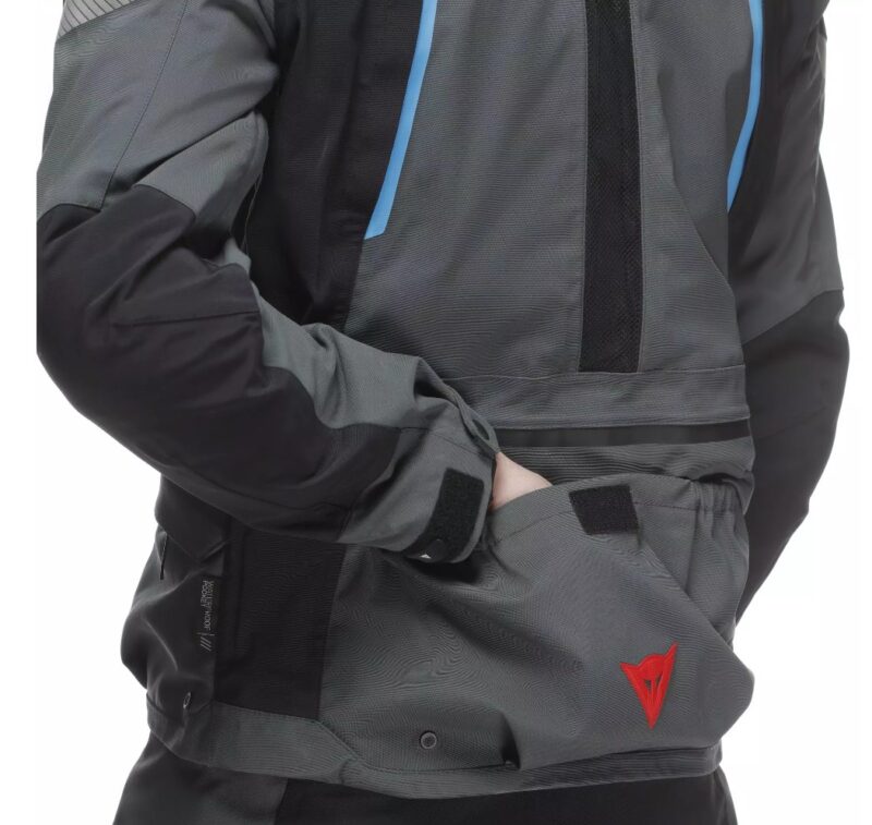 Μπουφάν DAINESE Absøluteshell Pro Touring κόκκινο σε προφίλ – Adventure Touring εξοπλισμός