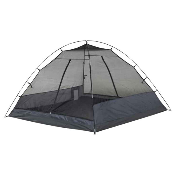 Ελαφριά σκηνή 3 ατόμων OZTRAIL Genesis 3P σε δασικό τοπίο, στημένη με πλήρη εξοπλισμό κάμπινγκ, με σίτα και UV προστασία.