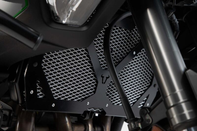 kls_08_922_10000_1_xl.11418 SW-MOTECH προστατευτικό ψυγείου Kawasaki Versys 1000 – Μαύρο