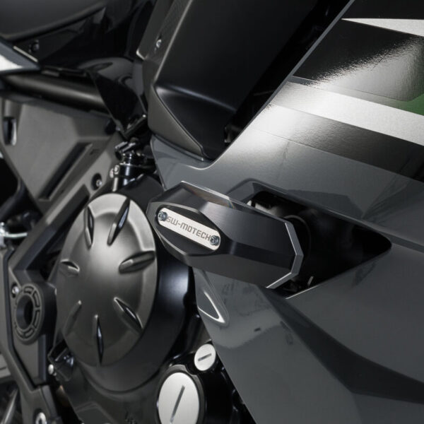 Μανιτάρια προστασίας SW-MOTECH για Kawasaki Ninja 650 – σετ μαύρων crash pads από πολυαμίδιο και αλουμίνιο για προστασία κινητήρα και πλαισίου