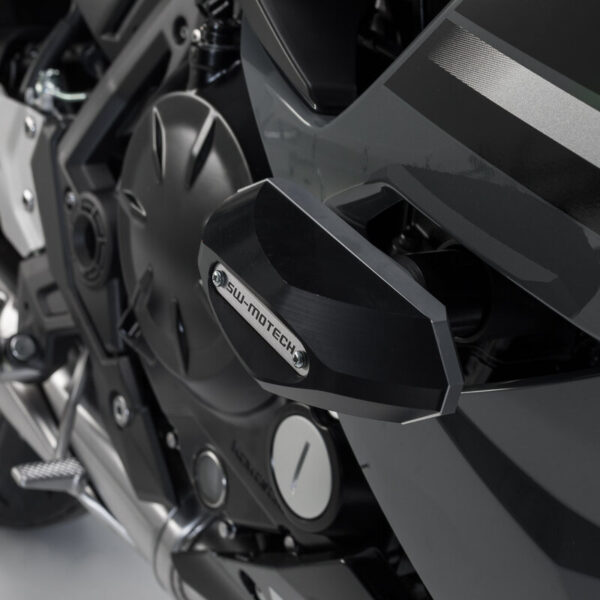 Μανιτάρια προστασίας SW-MOTECH για Kawasaki Ninja 650 – σετ μαύρων crash pads από πολυαμίδιο και αλουμίνιο για προστασία κινητήρα και πλαισίου