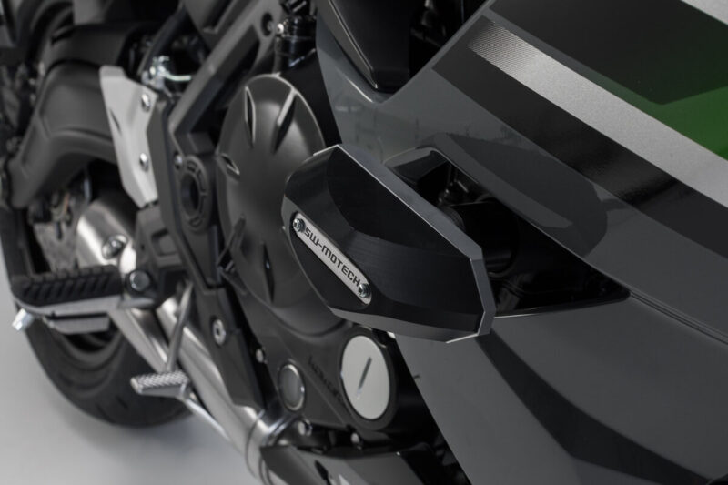 Μανιτάρια προστασίας SW-MOTECH για Kawasaki Ninja 650 – σετ μαύρων crash pads από πολυαμίδιο και αλουμίνιο για προστασία κινητήρα και πλαισίου