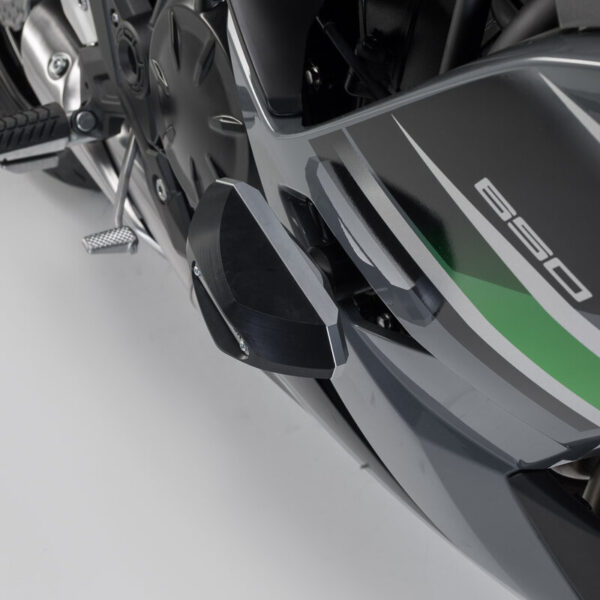Μανιτάρια προστασίας SW-MOTECH για Kawasaki Ninja 650 – σετ μαύρων crash pads από πολυαμίδιο και αλουμίνιο για προστασία κινητήρα και πλαισίου