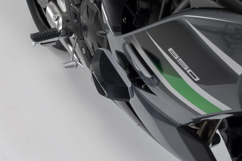 Μανιτάρια προστασίας SW-MOTECH για Kawasaki Ninja 650 – σετ μαύρων crash pads από πολυαμίδιο και αλουμίνιο για προστασία κινητήρα και πλαισίου