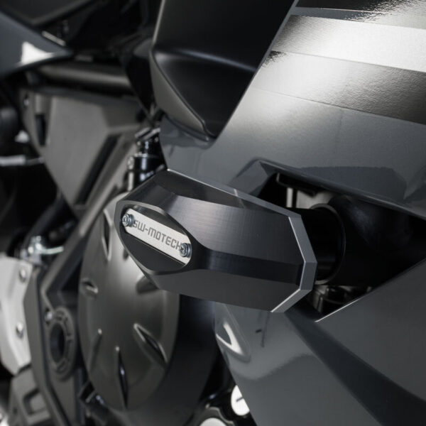 Μανιτάρια προστασίας SW-MOTECH για Kawasaki Ninja 650 – σετ μαύρων crash pads από πολυαμίδιο και αλουμίνιο για προστασία κινητήρα και πλαισίου