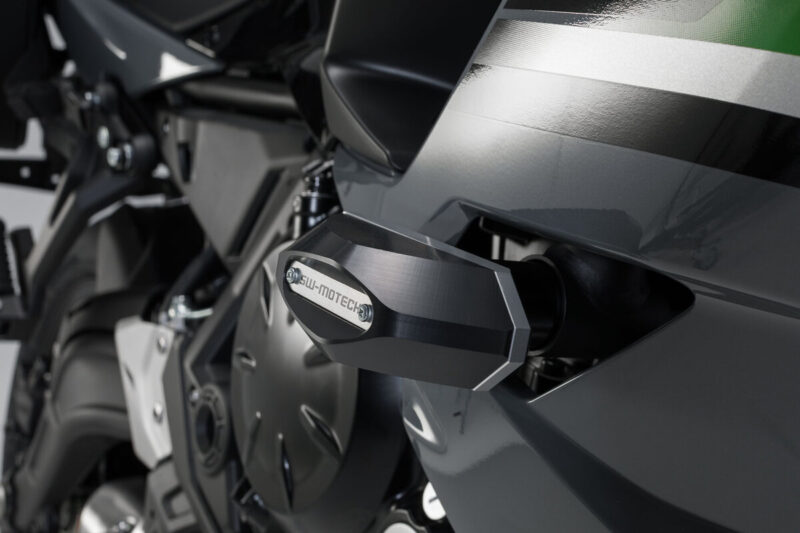 Μανιτάρια προστασίας SW-MOTECH για Kawasaki Ninja 650 – σετ μαύρων crash pads από πολυαμίδιο και αλουμίνιο για προστασία κινητήρα και πλαισίου